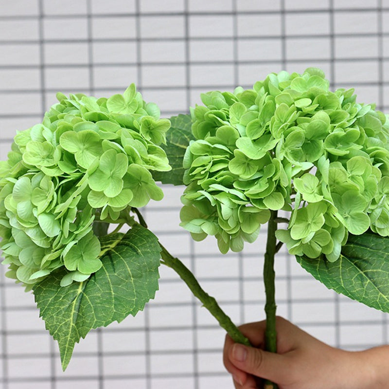 Künstliche Hortensienblüten im Freien